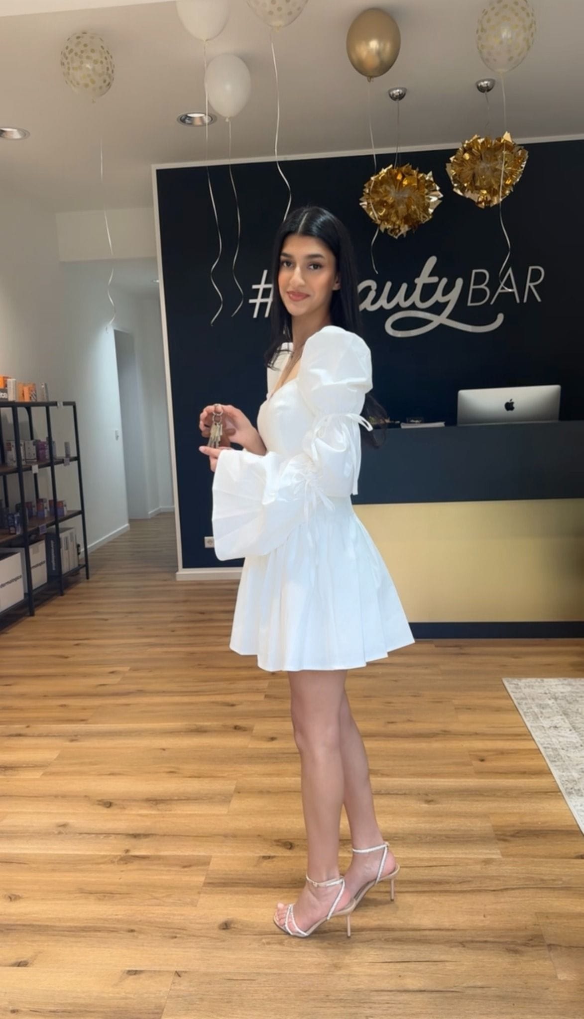 Am Eröffnungstag im #Beauty Bar Münster, vor der #BeautyBAR-Wand