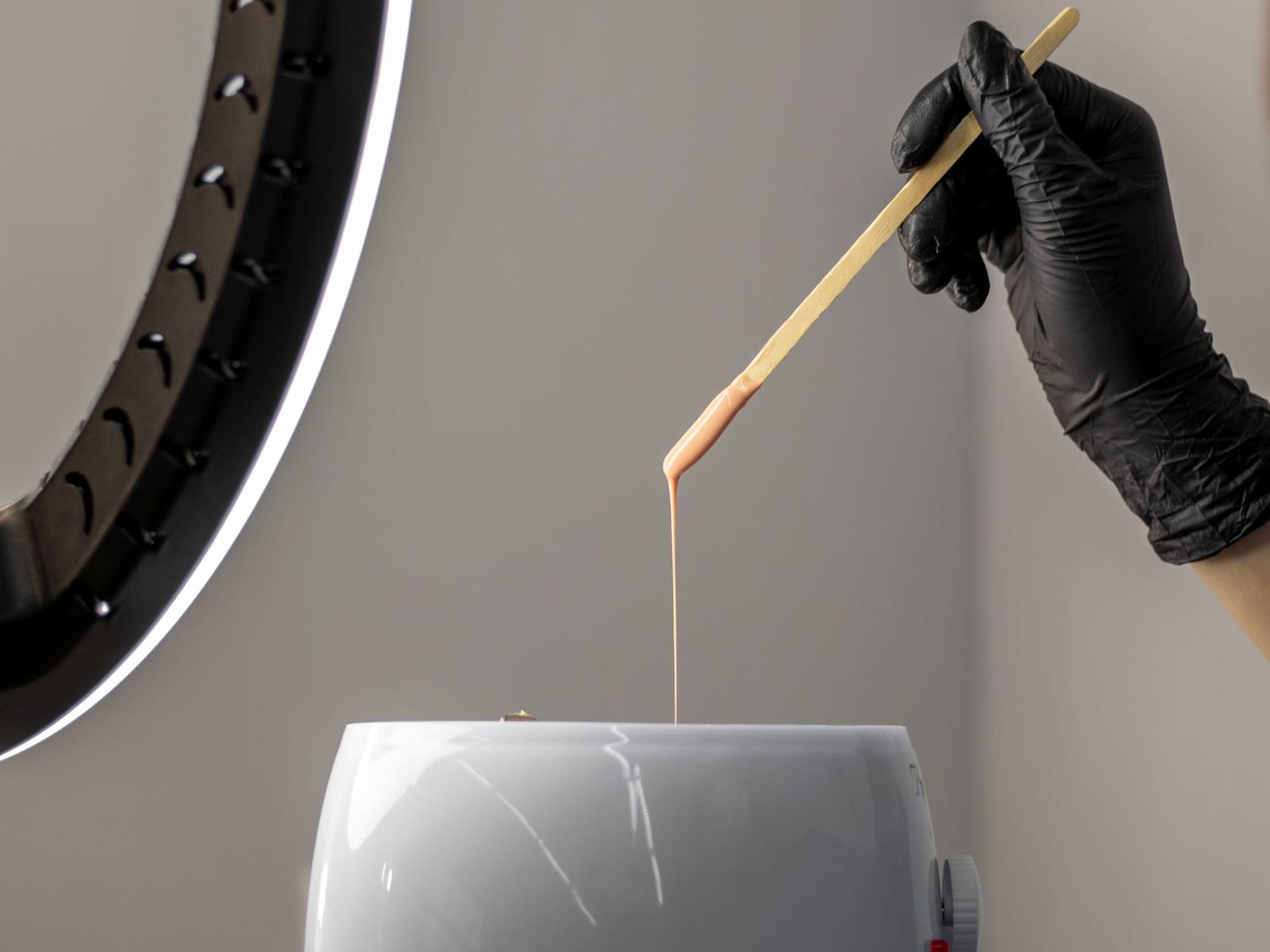 Warmwachs wird im #Beauty Bar Münster für die Haarentfernung vorbereitet